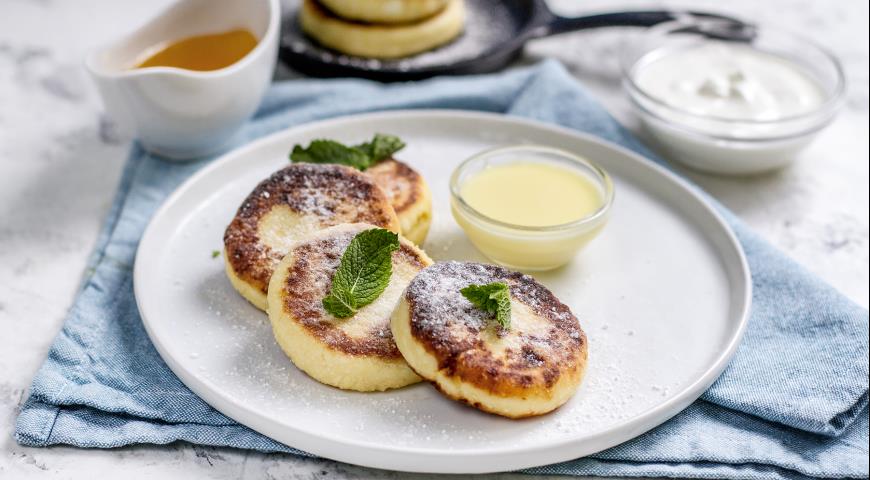 Russian cheesecakes with sauce trio: sour cream, honey and condensed milk
