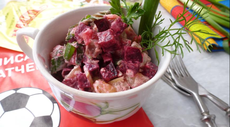 Salad with beetroot and smoked mackerel
