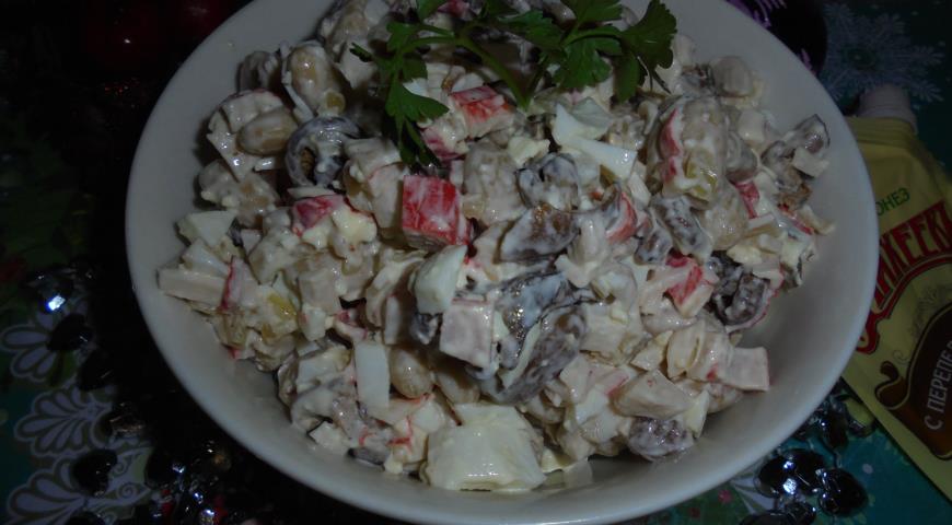 Salad with mushrooms, beans and crab sticks