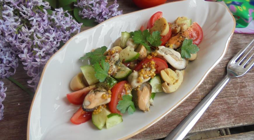 Salad with mussels, vegetables and mushrooms