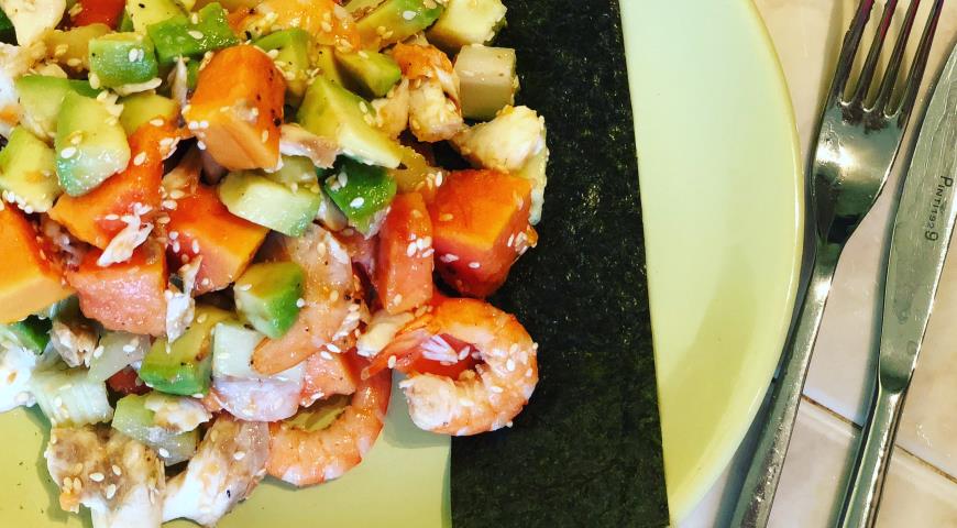 Salad with papaya, shrimps, avocado on nori