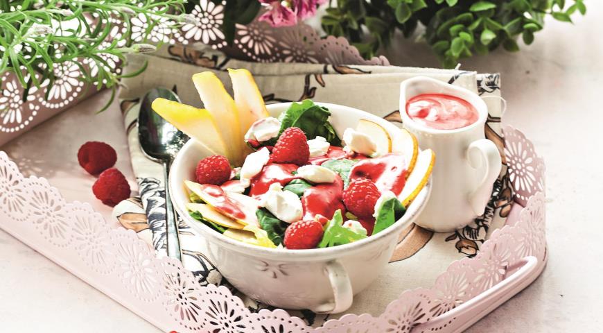 Salad with pears, raspberries and nuts