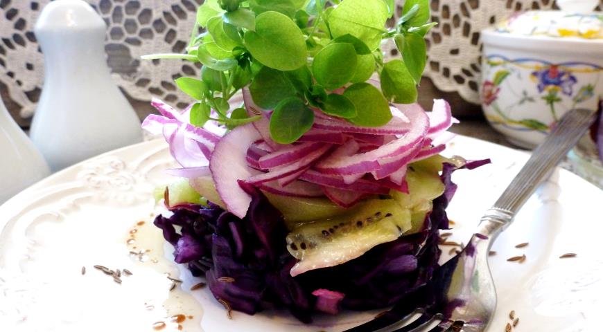 Salad with red cabbage, kiwi and wood lice