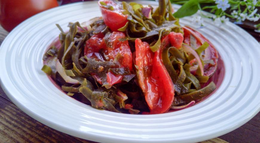 Salad with seaweed and tomatoes
