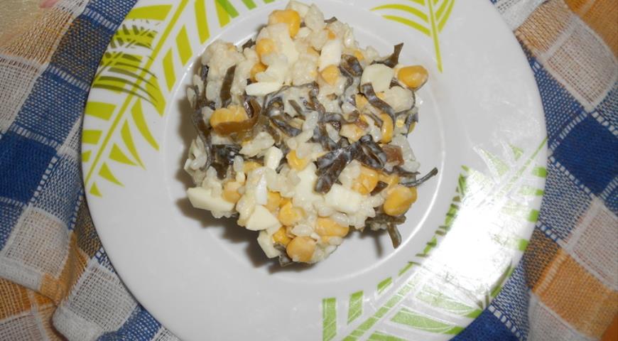 Salad with seaweed, corn and rice