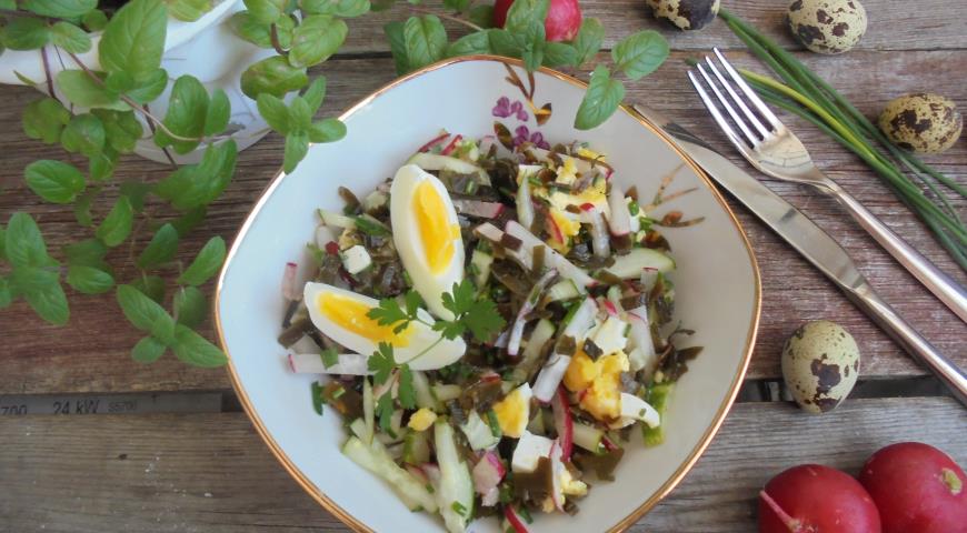 Salad with seaweed, vegetables and egg