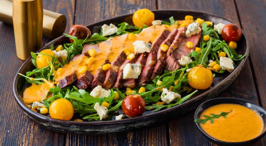 Salad with steak, corn and grilled tomatoes