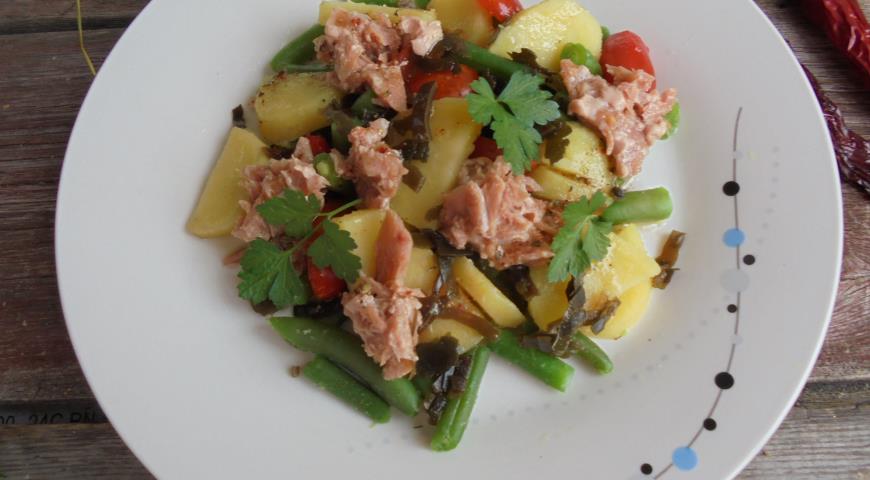 Salad with tuna, seaweed and lemon dressing