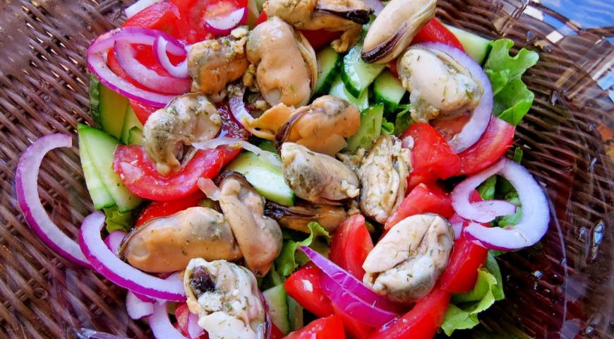 Salad with vegetables and pickled mussels
