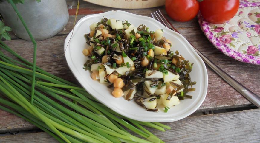 Salad with wild rice, seaweed, chickpeas and apples