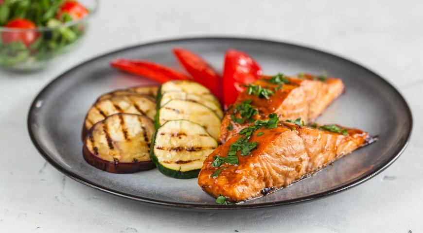 Salmon in balsamic glaze with grilled vegetables