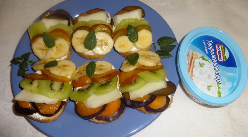 Sandwiches with cottage cheese and assorted fruits