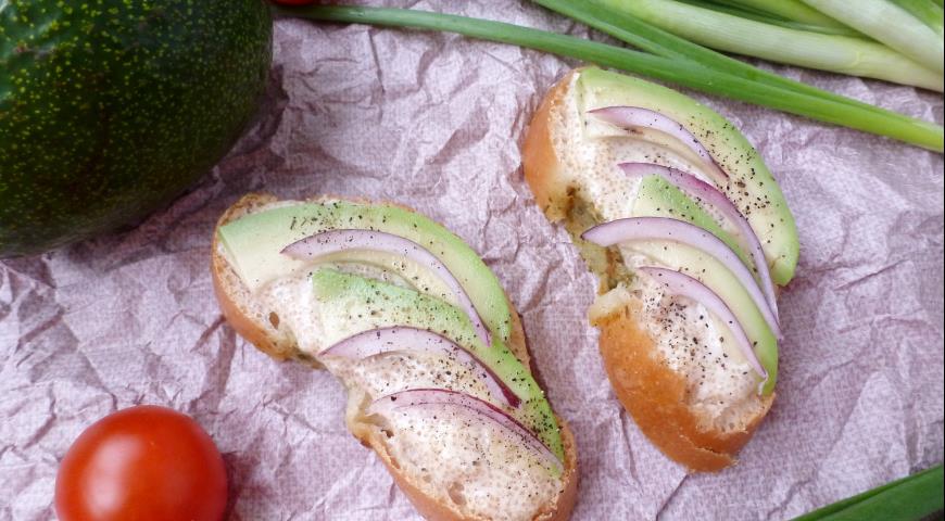 Sandwiches with herring caviar and avocado