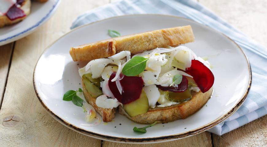 Sandwiches with northern fish, apples and beets