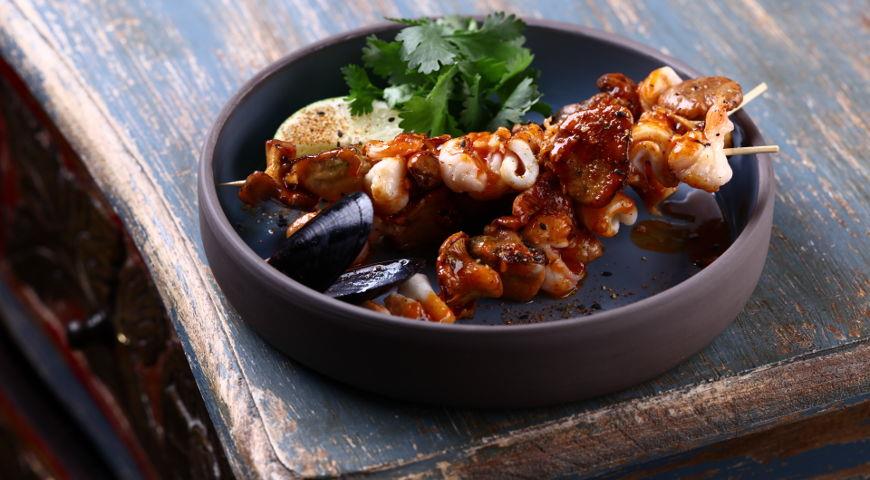 Satay skewers with chanterelles and seafood