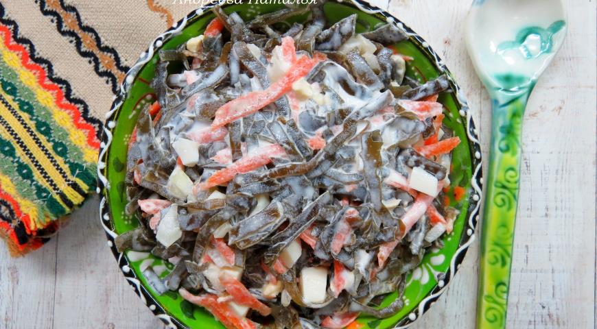 Seaweed salad with carrots and eggs
