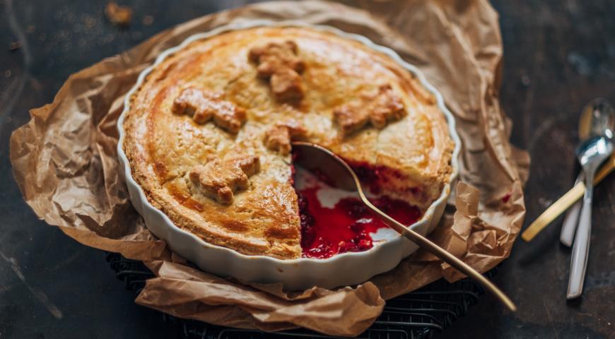 Shortcrust Pie with Cranberries and Custard