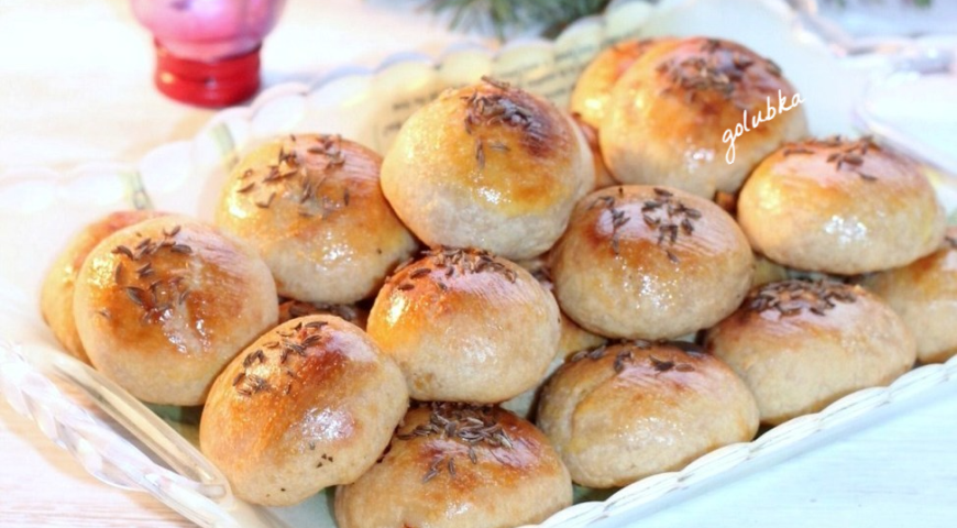 Snack buns with sun-dried tomatoes