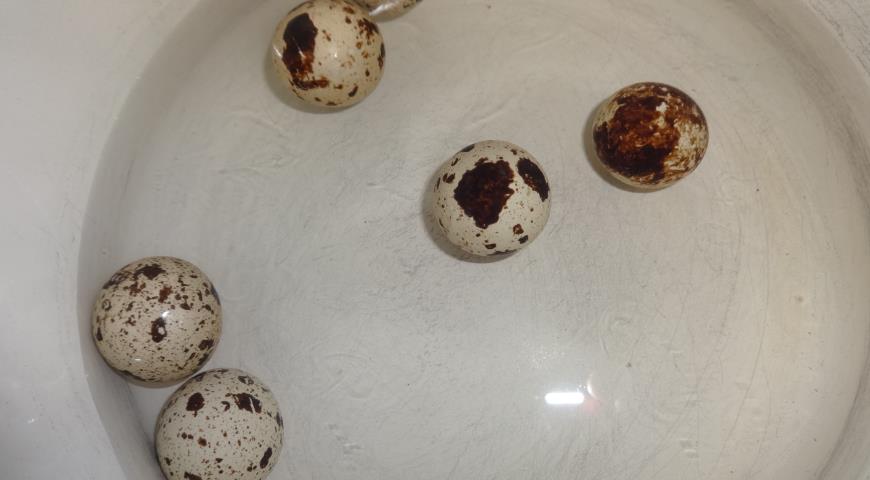 Проверить свежесть перепелиных. Свежесть перепелиных яиц. Перепелиные яйца всплыли. Если перепелиное яйцо всплывает в холодной воде. Определить свежесть перепелиных яиц.
