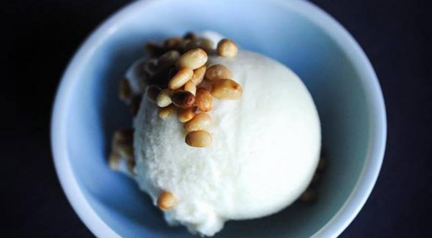 Sorbet made from mountain honey and mineral water