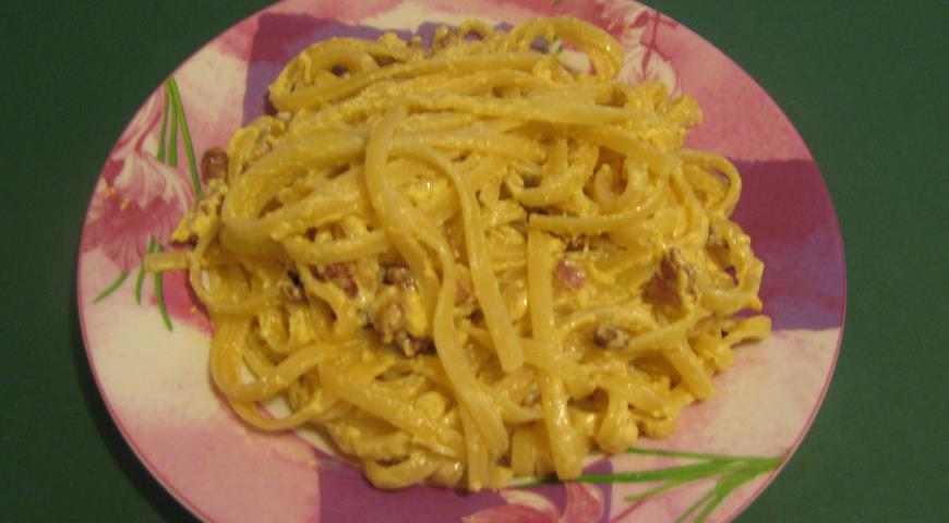 Spaghetti with carbonara sauce