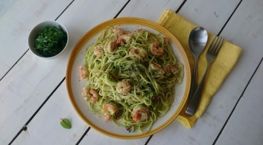 Spaghetti with shrimps and chuka