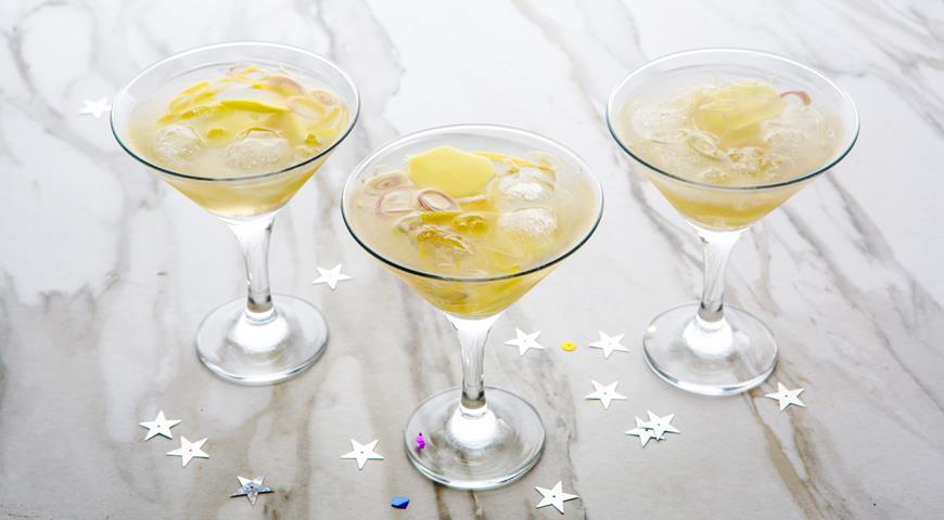 Sparkling cocktail with ginger and lemon