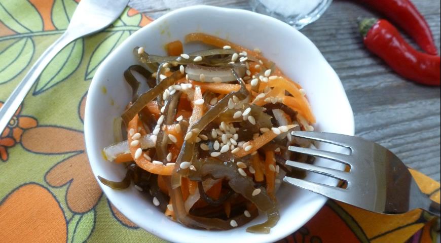 Spicy seaweed and carrot salad