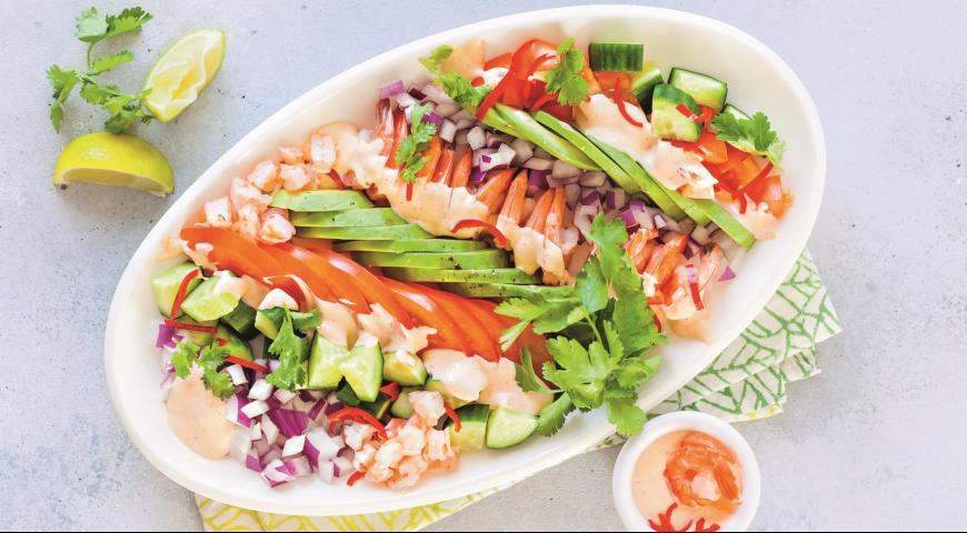 Spicy shrimp salad with avocado