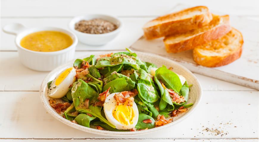 Spinach salad with garlic toast and bacon