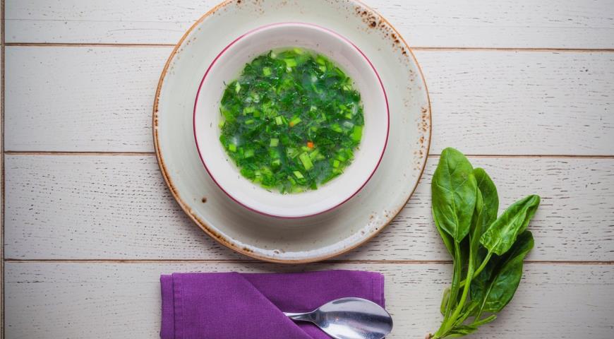 Spinach soup with herbs