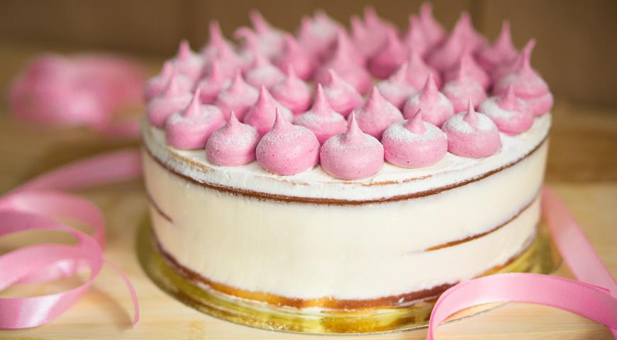 Sponge cake with raspberries and raspberry meringues