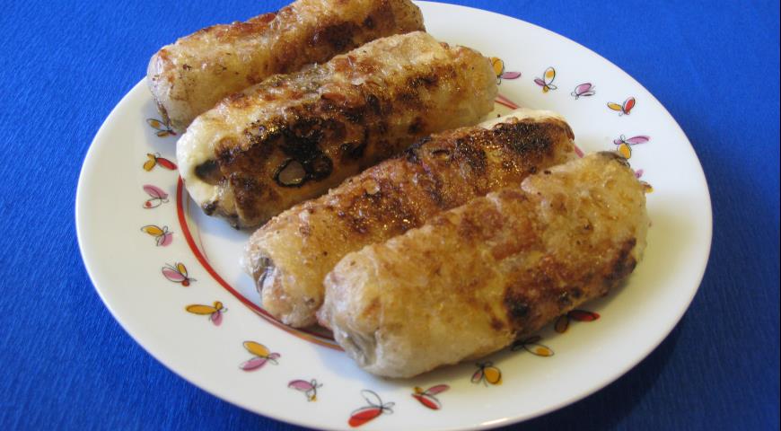 Spring rolls with pork, mushrooms and cream cheese
