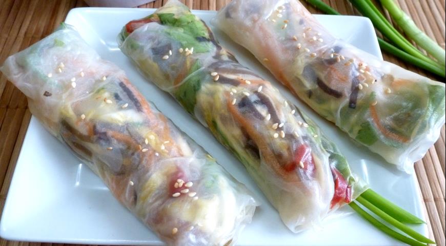Spring rolls with seaweed and mushrooms