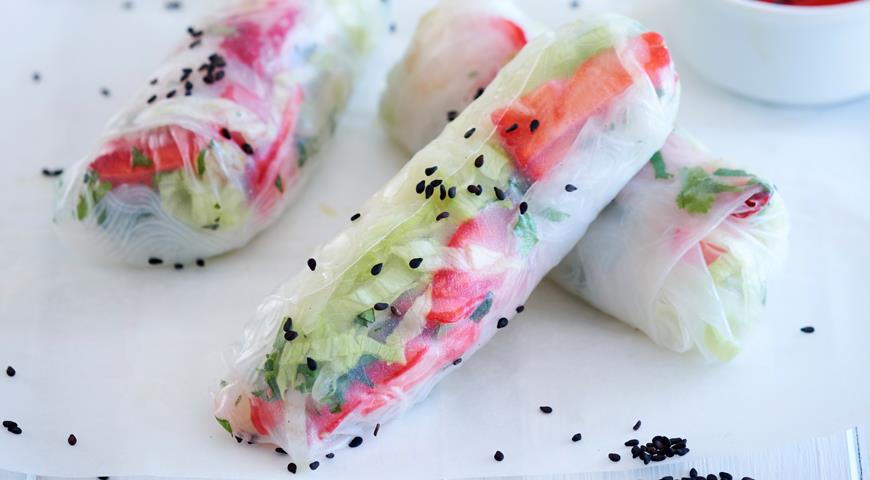 Spring rolls with strawberries