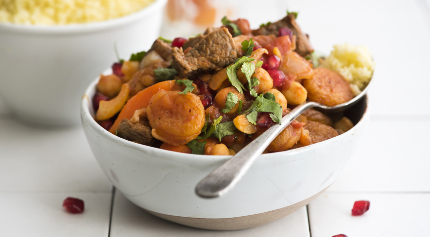 Stew with lamb, dried apricots and chickpeas
