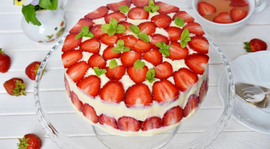 Strawberry Freesier Cake