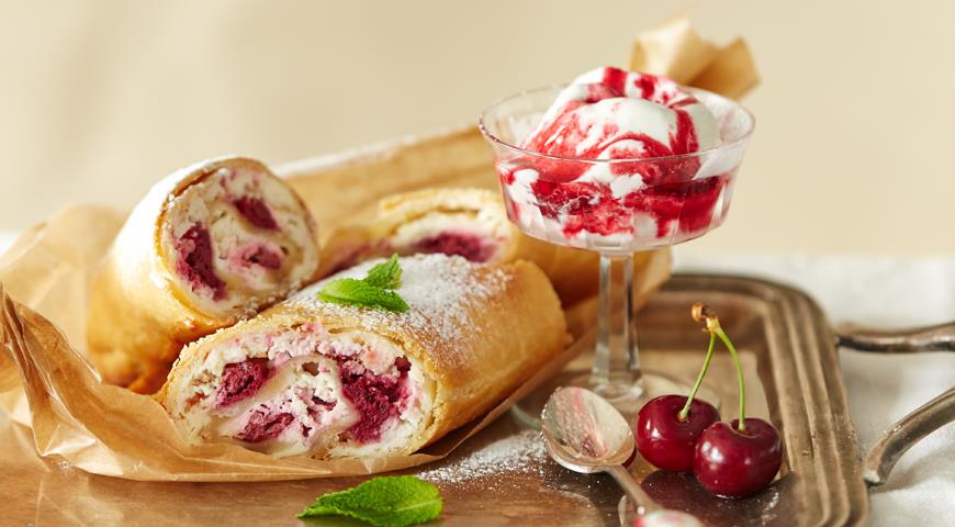 Strudel with cottage cheese and cherries