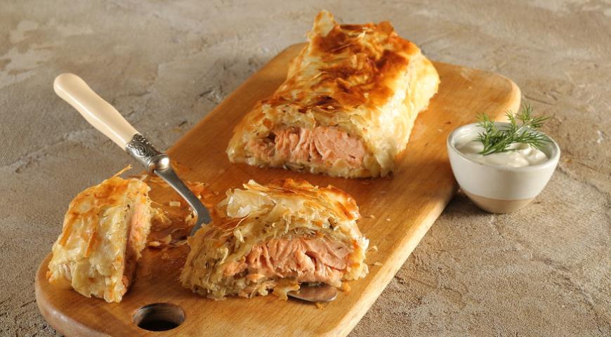 Strudel with salmon and stewed cabbage
