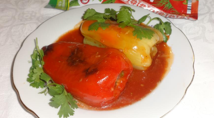 Stuffed peppers in tomato-garlic sauce