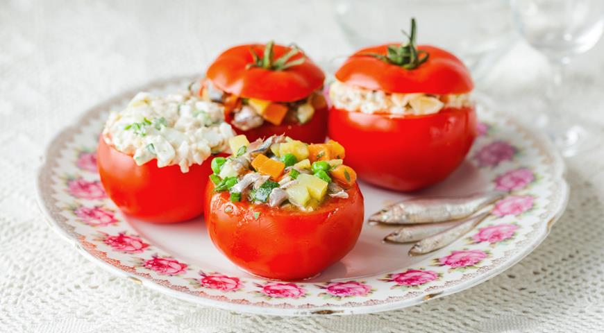 Stuffed tomatoes of two types: with poultry and sprat salad