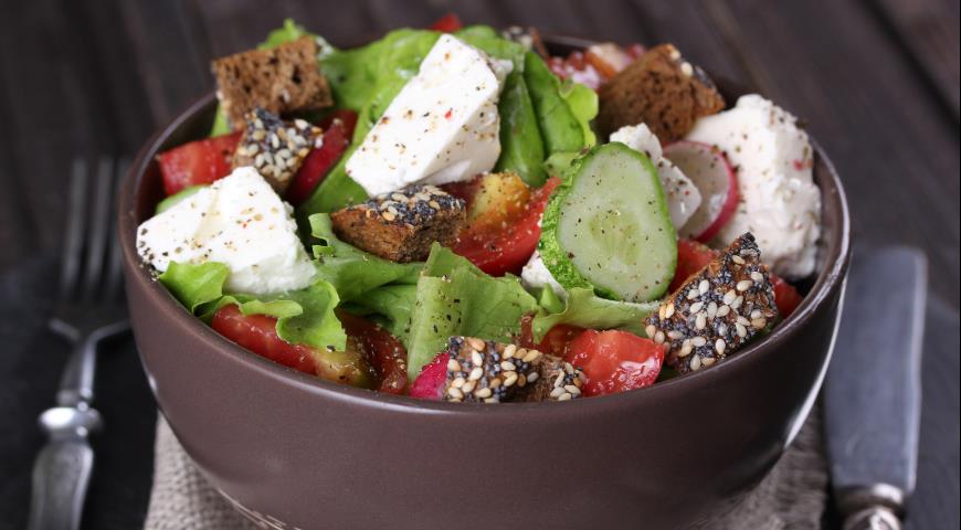 Summer salad with croutons