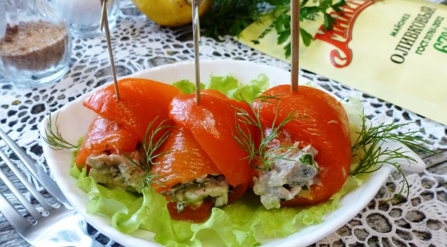 Sweet pepper rolls with tuna