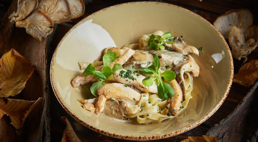 Tagliatelle with chicken breast, oyster mushrooms and blue cheese sauce