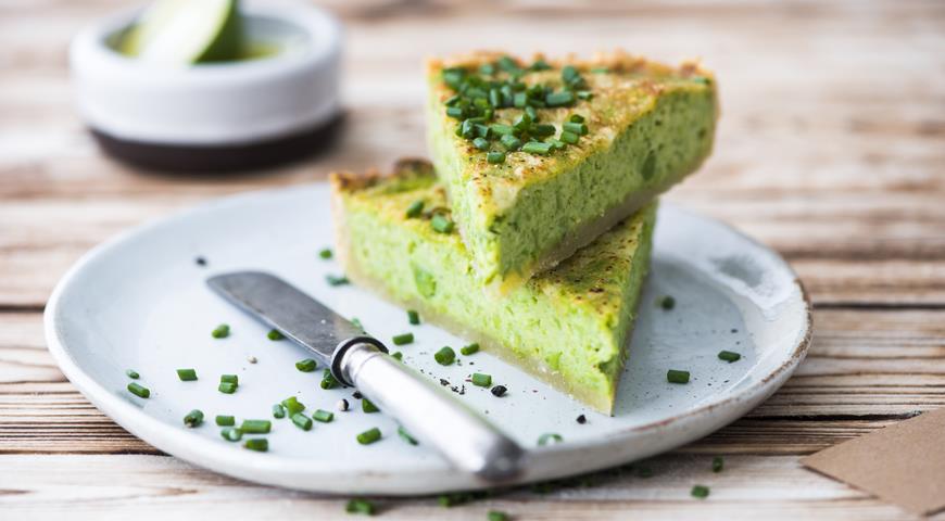 Tart with sour cream and green onions