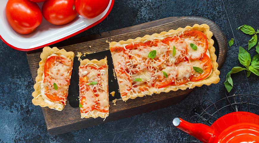 Tart with tomatoes and cheese