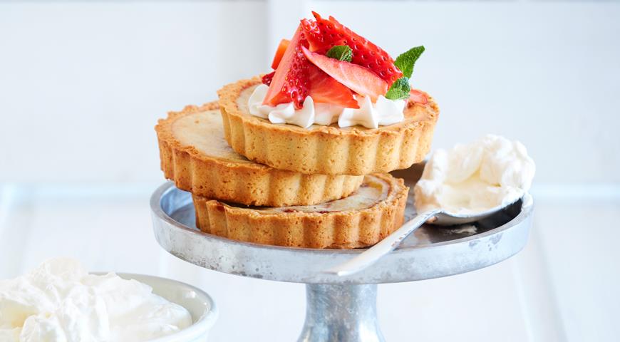 Tartlets with strawberries and butter cream