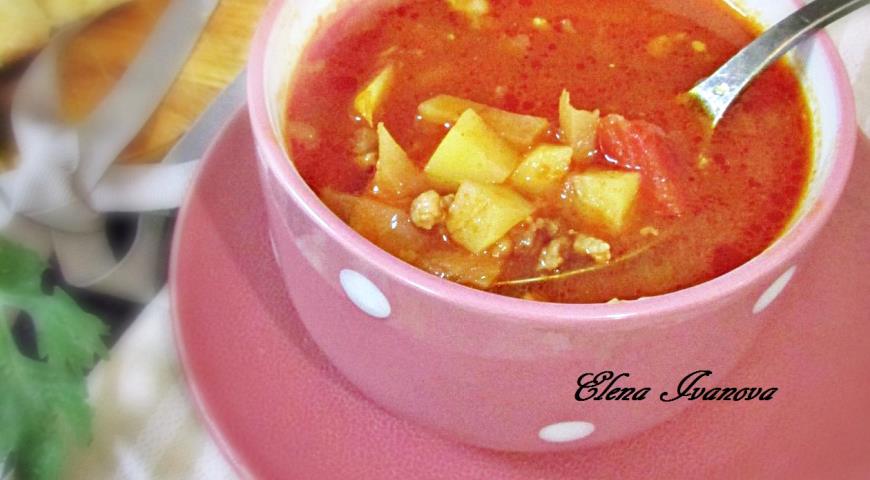 Thick tomato soup with minced meat