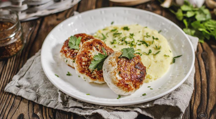 Turkey cutlets with curd cheese, basil and mashed potatoes