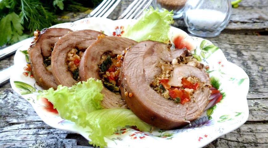 Turkey roll with spinach and walnuts